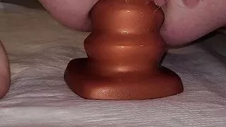 Bestes Analgape der Nacht Sissy Sperma mit riesigem Arschplug und großen Toys