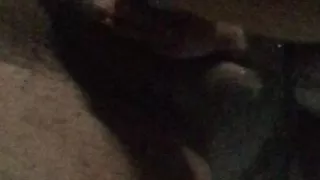 Geile FtM fickt seine Muschi mit großem Dildo