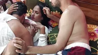 Zwei junge Paare, die mit dem Swinger-Deshi-Sex beginnen, genießen es, in einer großen Gruppe zu sein.