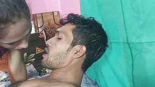 Dreier enge Muschi ficken große Schwänze lutschen mit bengalischem Mädchen groß