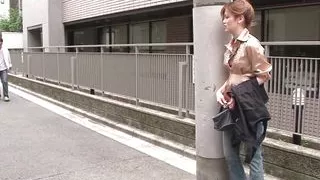 Heißes Mädchen genießt einen Vibrator, saugt und reitet einen massiven