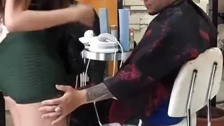 Den Stylisten in ihrer Schönheit besuchen und er lässt mich ihren Arsch schwängern