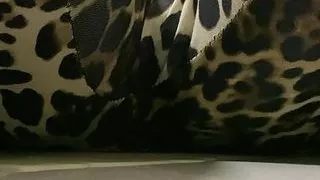 Ich pisse in meine neue Leoparden-Leggings!