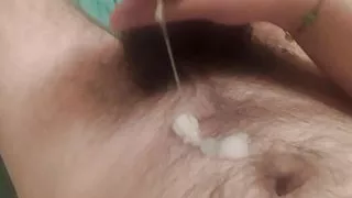 masturbiere meinen großen haarigen Schwanz bis zum Cumshot und gebe einen großen Cumshot und masturbiere weiter sehr reich