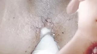 Thai Geiler schwuler asiatischer Junge masturbiert mit Muschi aus der Dose und Buttplug selbst