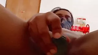 College-Studentin Sushmita masturbiert vor ihrem Freund mit einer Gurke in der Muschi