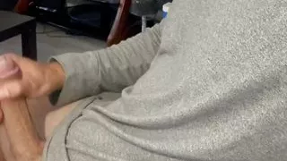 Wichst seinen schönen Schwanz zu Hause junger Kerl