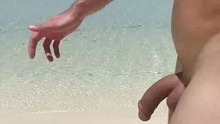 Großer Mann läuft nackt am Strand herum Schöner Körper