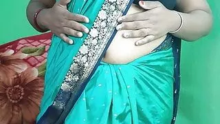 Indian curvy girl pissing in a pot and spread her pussy