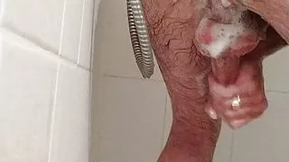 Plaisir sous la douche en vacance