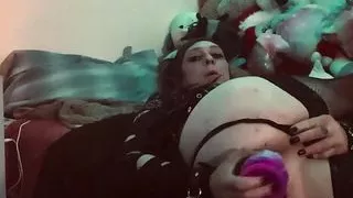 Gothic Trans Mädchen zerstört ihren Arsch mit einem riesigen Tentakeldildo
