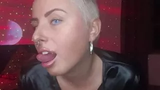 Vends-ta-culotte - Vampire girl with big tits masturbating