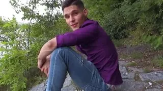 Er kommt in die Stadt, um in Clubs zu feiern, aber er braucht Geld, um seinen Lebensstil aufrechtzuerhalten - BigStr