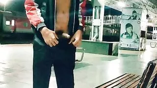 Nackt in der Öffentlichkeit großer Schwanz Cumshot am Bahnhof Indien