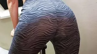 Rothaarige Mutter trainiert mit einem großen Dildo