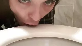 Die Toilette mit meinem Mund reinigen