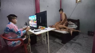 Mi Esposo El Cornudo Siempre Invita A Su Mejor Amigo Para Que Juegen Ala Consola Mientras El Esta Jugando Da Cuenta Como Me Esta Follando Su Mejor Amigo Me Encanta Que Me Folle Bien Duro Y Me De Toda Esa Leche Calentica 6 Min