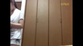 230306童顔でカワイイ子が胸チラ235