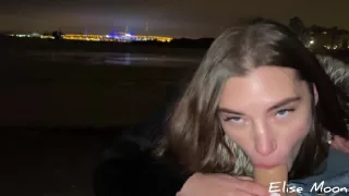 Russisches Mädchen saugt heißen Schwanz in der bitteren Kälte