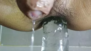 Frühmorgens reitet er einen großen Dildo und tropft vor der Kamera