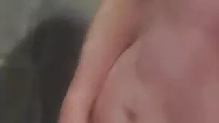 Ihn unter der Dusche zu ersticken, während er zum Sperma masturbiert