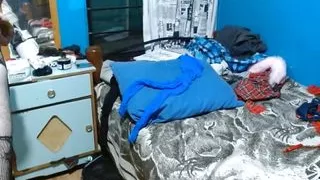 Haarige Schlampe spielt mit ihrem Arsch