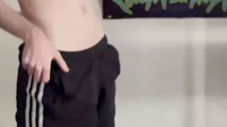 Rick and Morty-Twink zieht seine adidas-Shorts aus und wichst sich einen