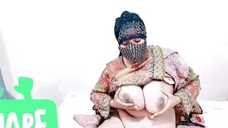 Desi Aunty Apni Moti Gand main ungli kr rahi hai