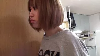 Ein heißes Mädchen leckt seine Muschi, bevor sie von einem Mann gefickt wird