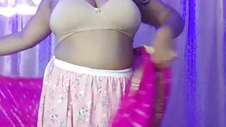 Ein heißes Mädchen, das sich in Desi verliebt, zeigt sich und spielt sexy mit ihren vollen Brüsten und Muschis.