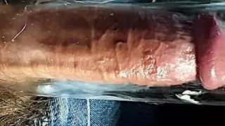 Schwanz wird in Penispumpe länger gesaugt