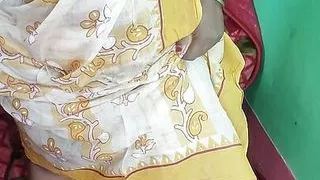 BBW Indische Hausfrau fickt mit Karotte