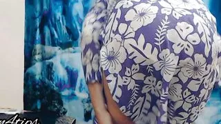 Ehefrau berührt Körper mit ihren Händen.