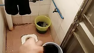 Duddy beim Baden in der Schule