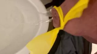 Gefesselter Mikropenis beim Pissen