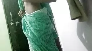 Indische sexy Crossdreser Hure im Saree