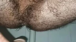 Indischer schwuler Mann mittleren Alters benutzt Dildo für seine Befriedigung