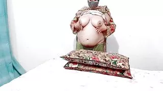 Desi Hindi Aunty Mastrubating To Orgasm