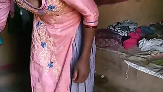 Desi best Indian bhabhi ko khana bana rahi usko sabse achi chudai
