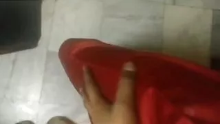 Indische Sissy geht im Satin Petticoat