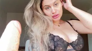 Schöne Blondine necken und Blowjob großer Dildo