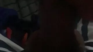 Junger Latino masturbiert vor der Kamera allein zu Hause und genießt den ganzen Cumshot