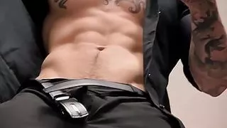 Er streichelt meinen riesigen Schwanz und redet dreckig, bevor er eine riesige Ladung abschießt.