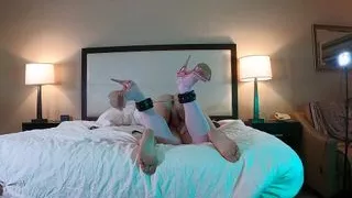 Transfrau in Fesseln und Keuschheit gefickt