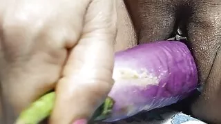 Indian aunty ne desi andaz me baigan ke sath handjob kiya