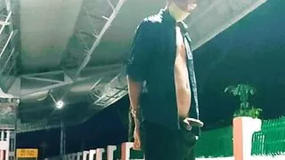 Indischer Bahnhof Cumshot großer Schwanz öffentlicher Masterbate Cumshot