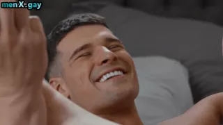 Muskulöser Schwuler wird von einem Nymphomanen in den Analbereich gefickt