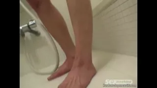 Freche Japanerin mit perfekten Titten im Duschbad