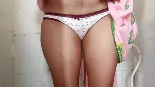 Bhabhi In Pink Saree Pesab Karte Pakdi Gyi Huye, bathroom Hiddan Pissing Video