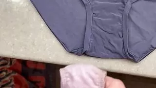 Sperma auf Sydneys grauen Höschen